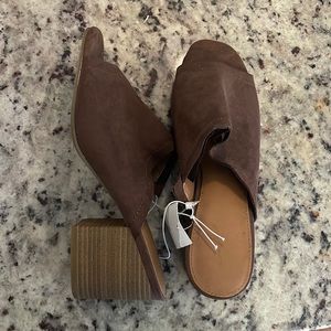 Universal Thread Clog Style Heels!